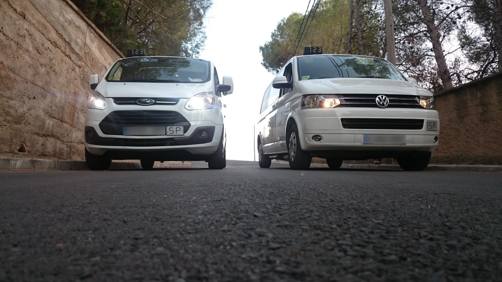 Foto de taxis adaptados desde un desnivel