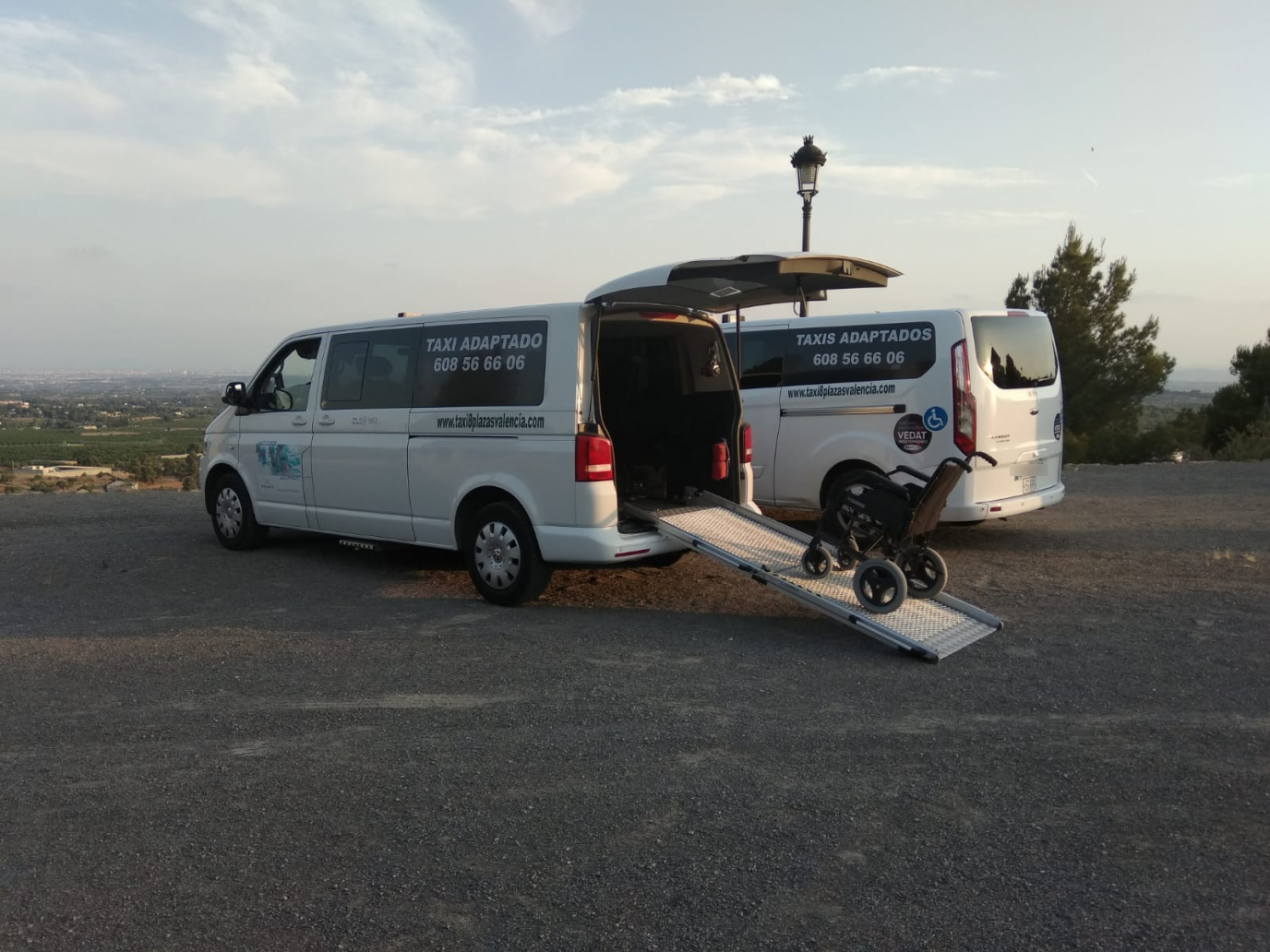 silla de ruedas en la rampa de un taxi adaptado