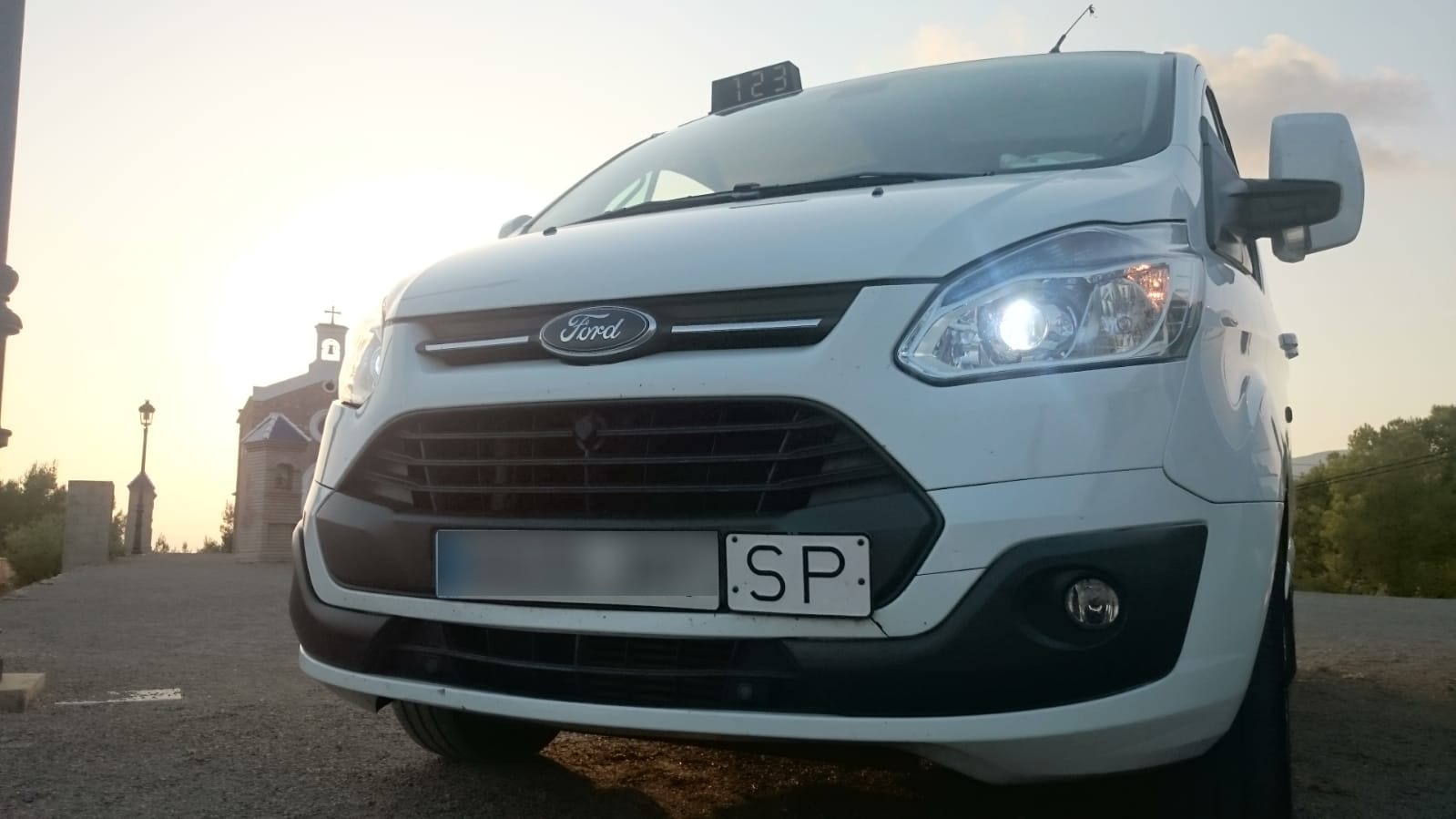 frontal de un taxi adaptado